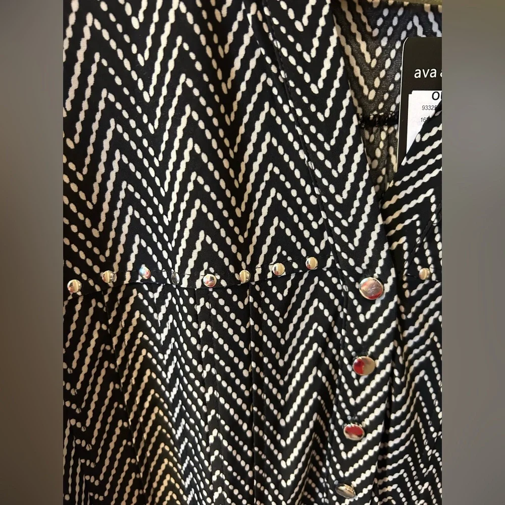 Ava & Grace 1X Black and White Zigzag Blouse V-Neck Metal Embellishment NWT - Picture 3 of 6